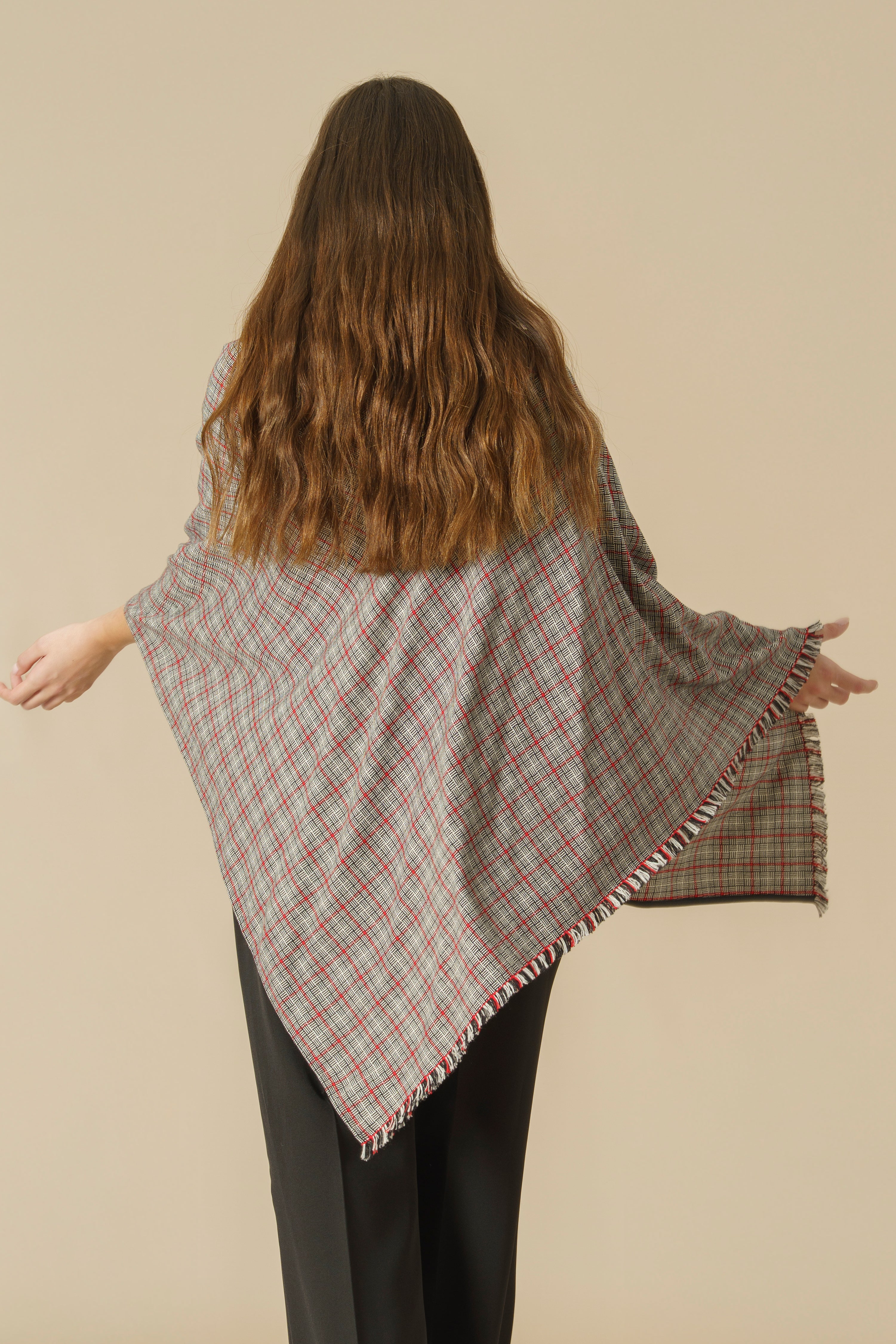 PONCHO BARRACÁN - crudo y negro