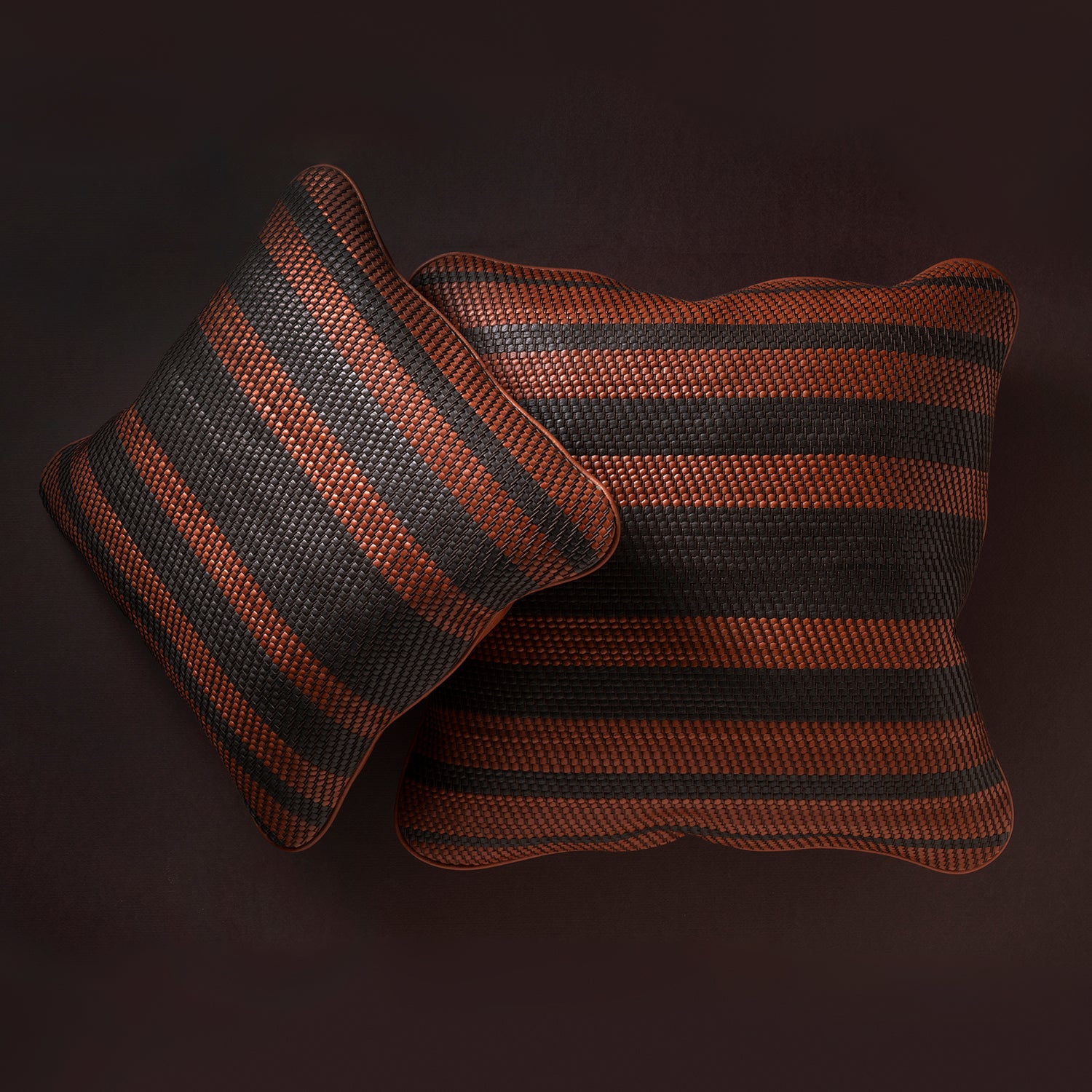 ALMOHADON DE CUERO TEJIDO - suela y gris