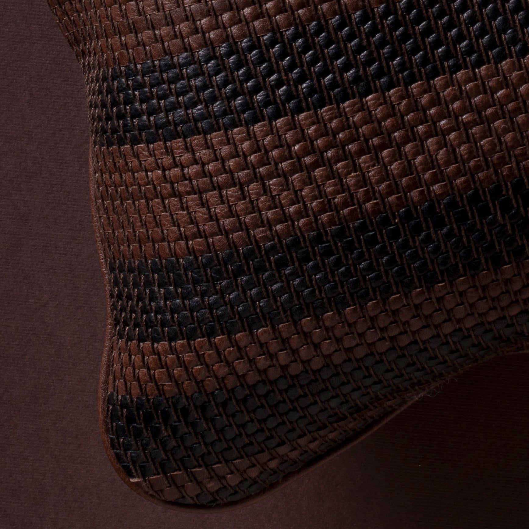 ALMOHADON DE CUERO TEJIDO - chocolate y negro