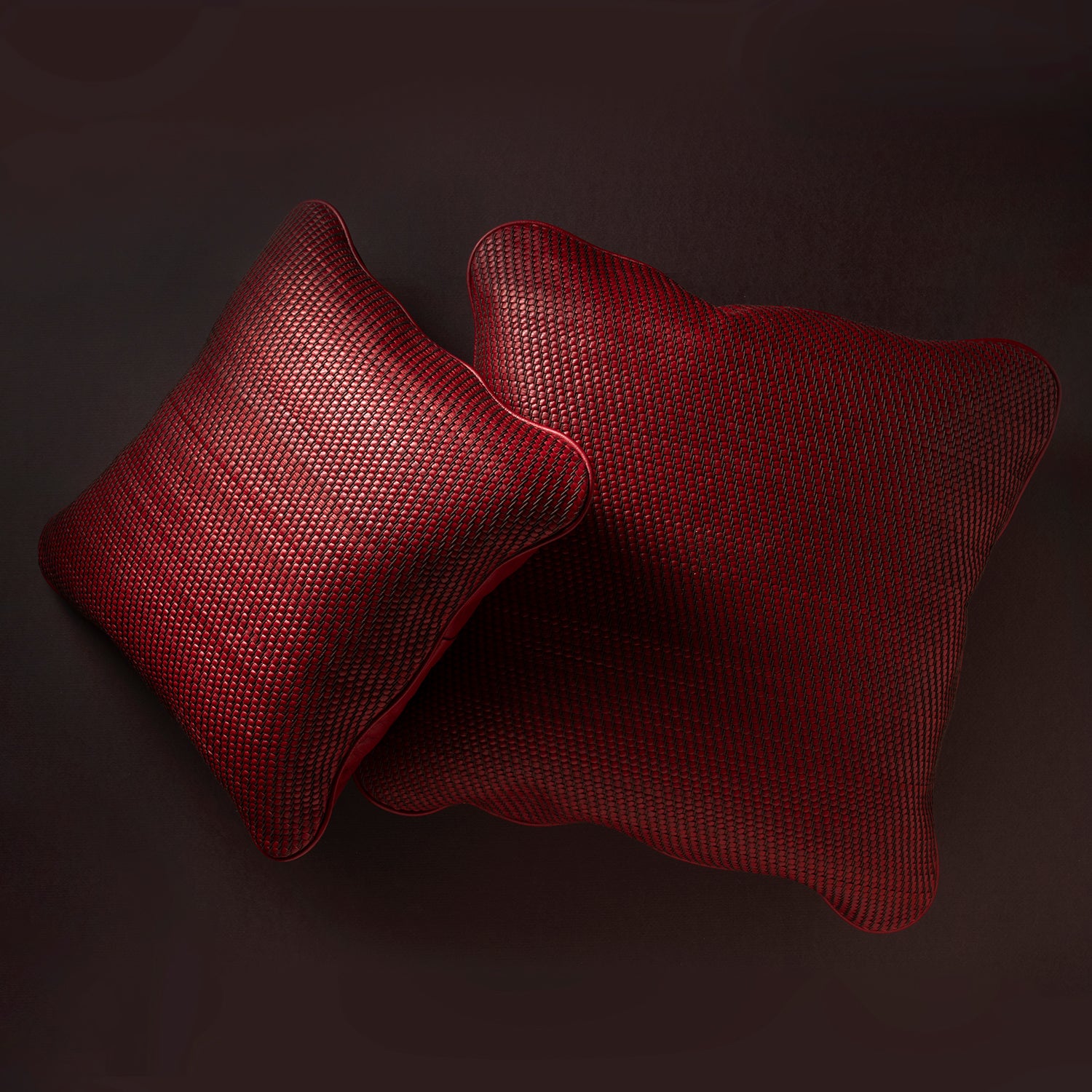 ALMOHADON DE CUERO TEJIDO - rojo