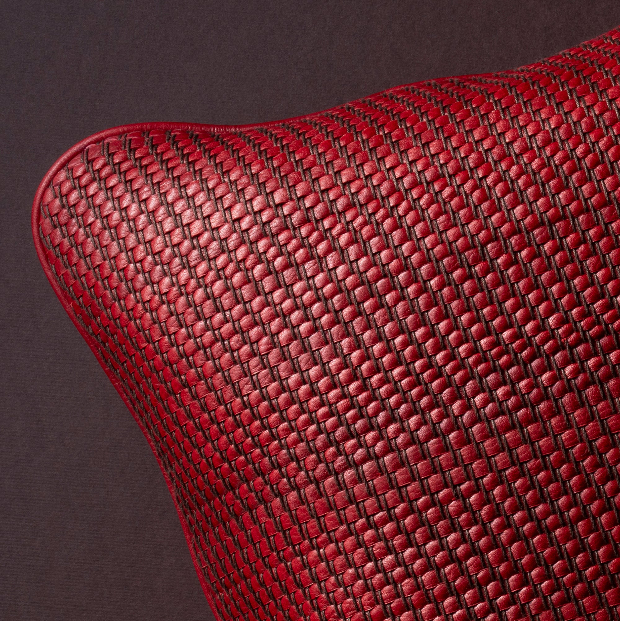 ALMOHADON DE CUERO TEJIDO - rojo