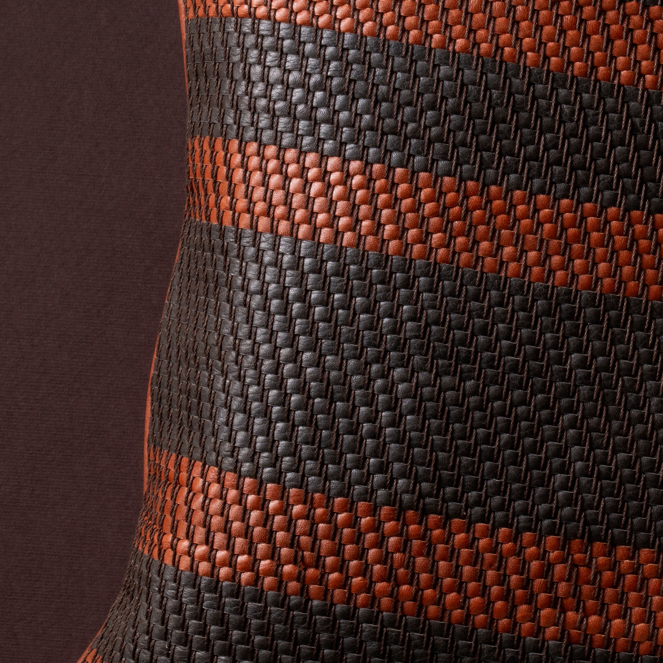 ALMOHADON DE CUERO TEJIDO - suela y gris