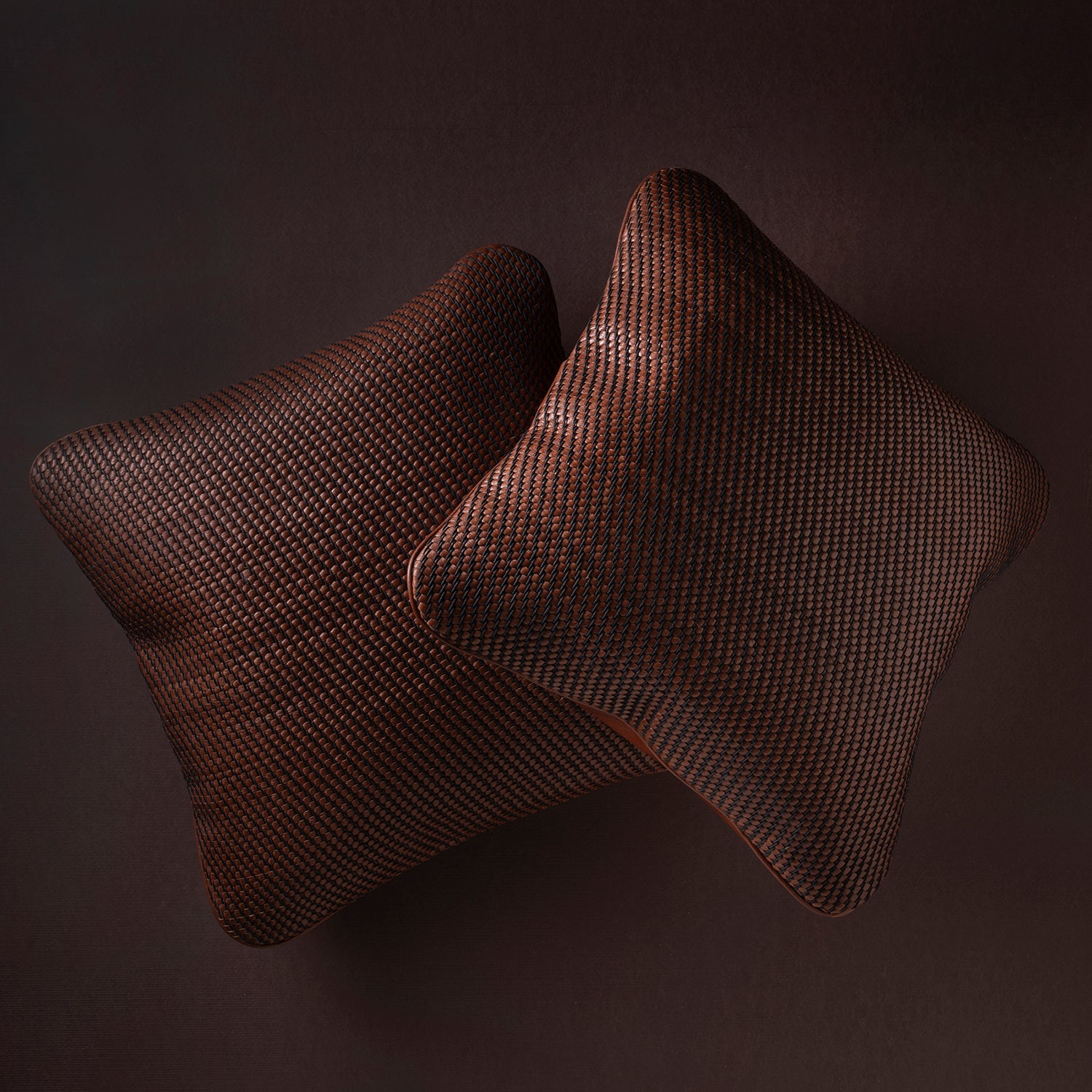 ALMOHADON DE CUERO TEJIDO - tabaco