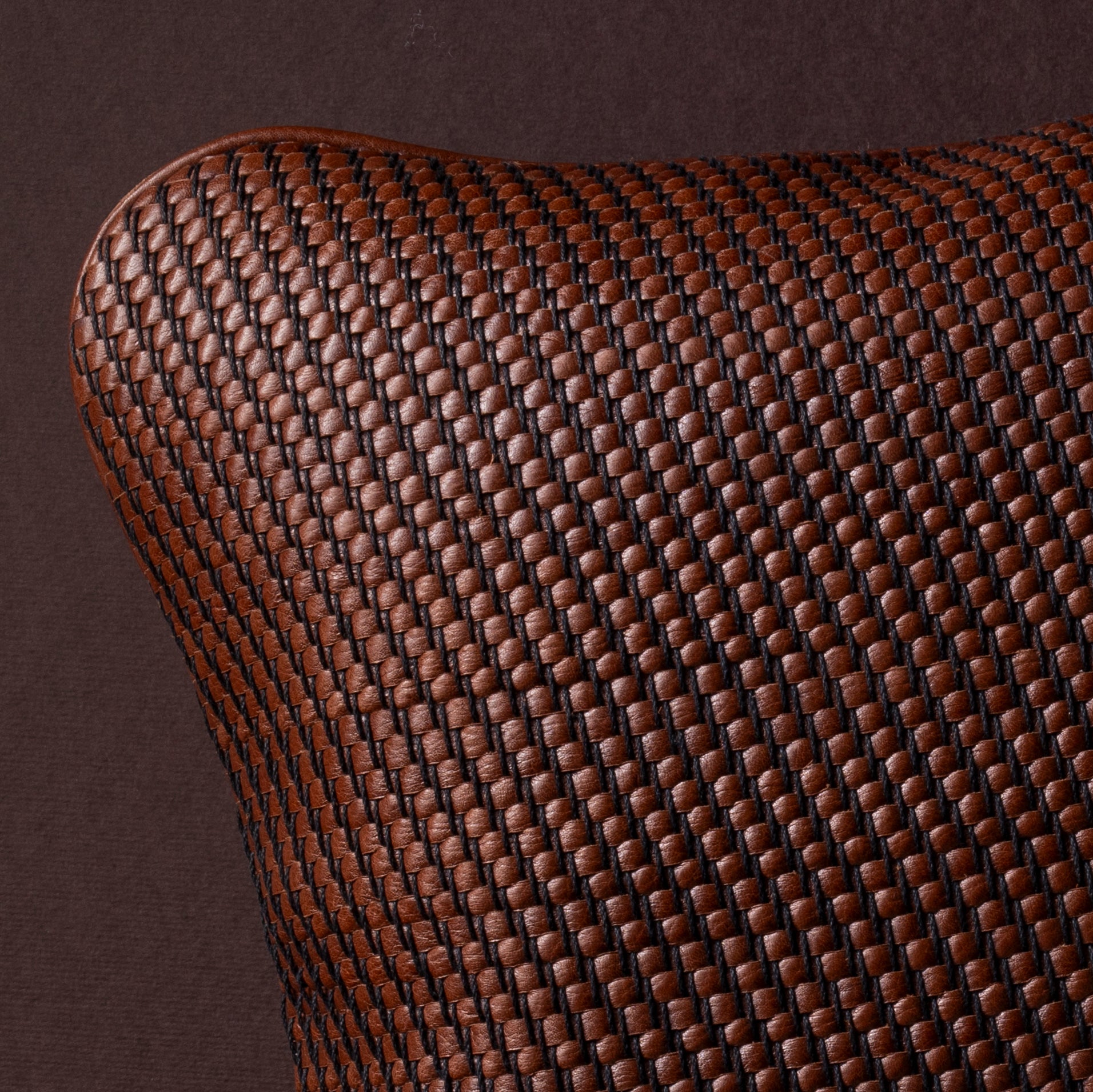 ALMOHADON DE CUERO TEJIDO - tabaco